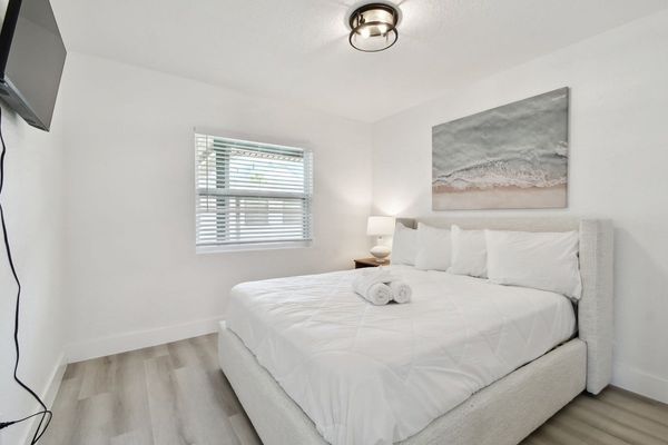 Primary Bedroom - Queen Bed