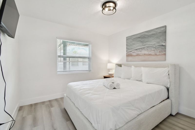 Primary Bedroom - Queen Bed