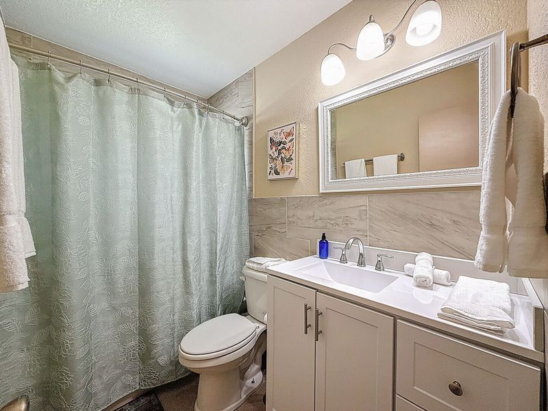 Guest Bathroom - Tub/shower combo
