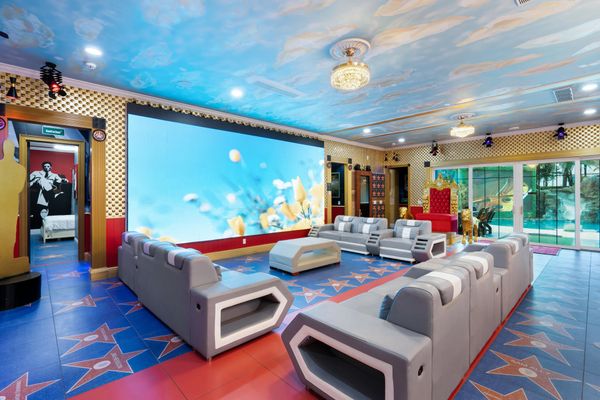 Living Room/Plenty of Seating to Enjoy the TV Screen