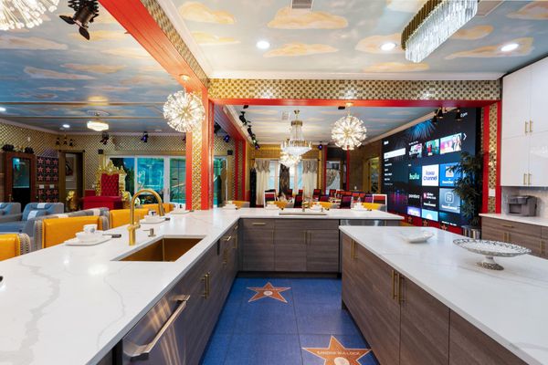 Kitchen/ Double Sink/Double Dishwasher/ Plenty of Counter Space