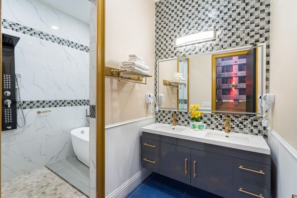 Gladiator Bathroom 4 Tub & Rain Shower