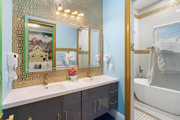 Wizard Of OZ Bathroom, 2 Downstairs Tub & Rain Shower