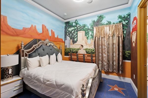 Forest Gump King Suite Bedroom 1 Downstairs 43" Roku TV