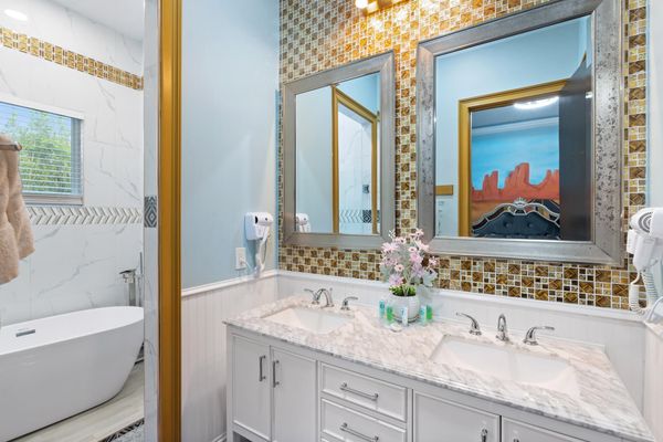 Forest Gump Bathroom 1 Tub & Rain Shower