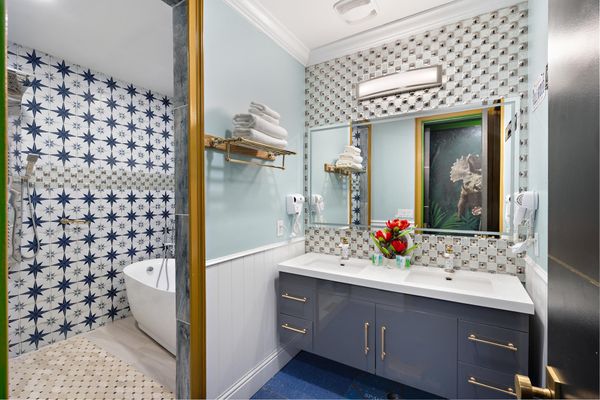 Jurassic Park Bathroom 19 Tub & Rain Shower