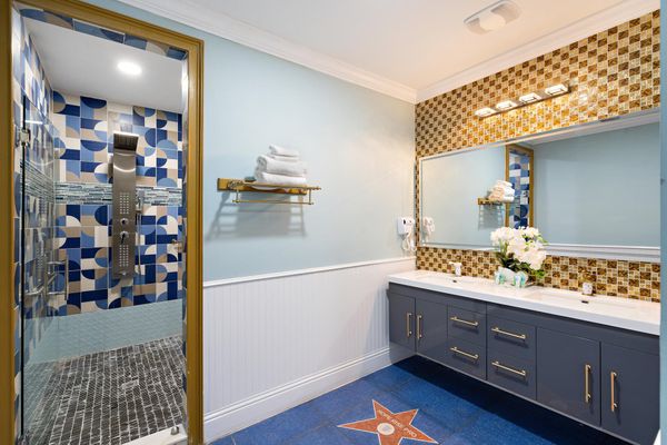 Ghostbusters Bathroom 16 Tub & Rain Shower