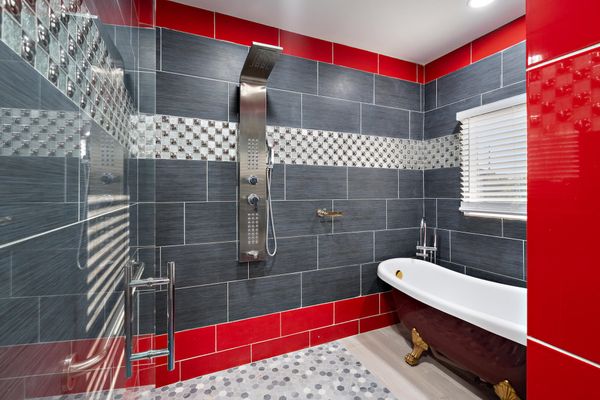 Rocky Bathroom 17 Tub & Rain Shower