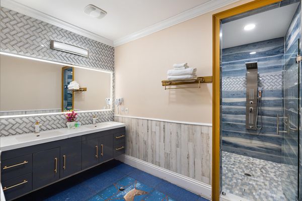 Jumanji Bathroom 15 Tub & Rain Shower