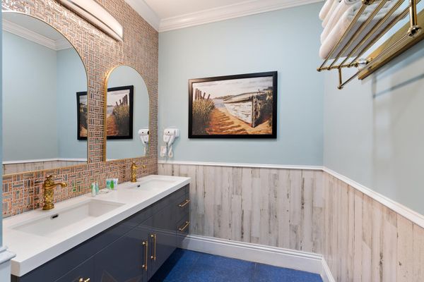 Charlie and the Chocolate Factory Bathroom 13 Tub & Rain Shower