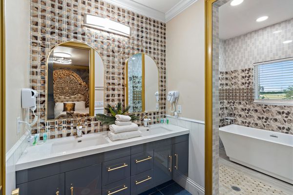 Indiana Jones Bathroom 9 Tub & Rain Shower