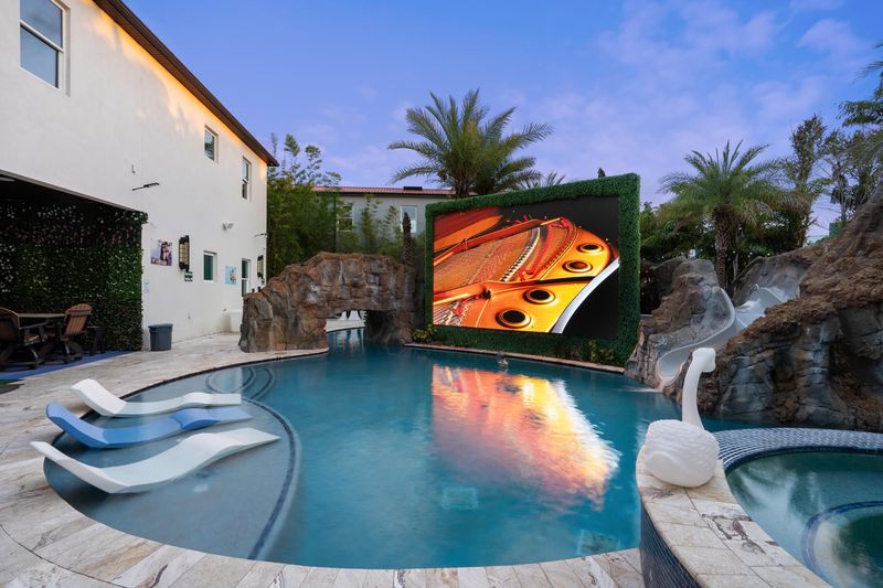 Pool View / 12x12 TV(1)