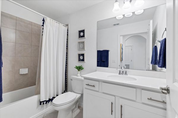 Guest bathroom with shower / tub combo