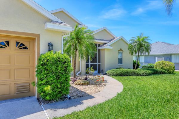 Beautiful 3 bedroom, 2 bathroom waterfront home with private pool in Rotonda West