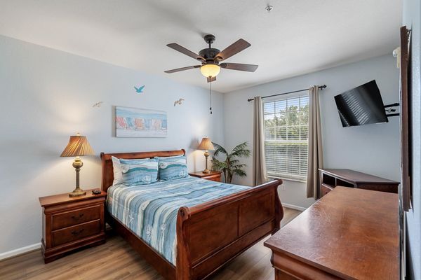Queen Bedroom 2 Shared Bathroom