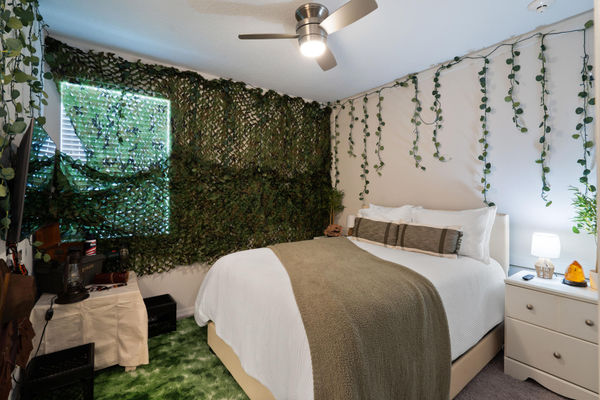 Queen Bedroom 2 Upstairs Shared Bathroom (3) Jurassic Park