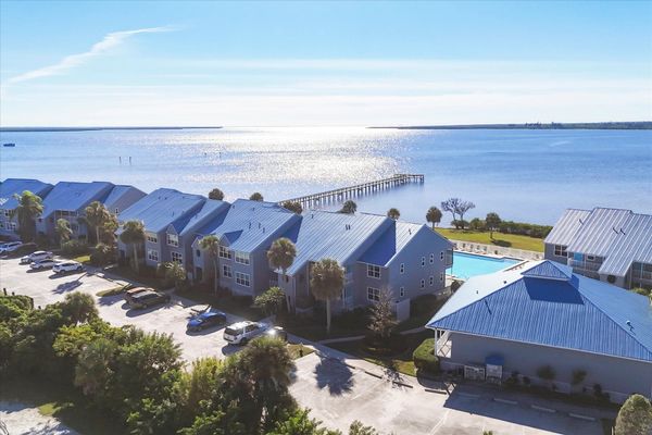 Quaint 2 bedroom, 2 bathroom condo on the Myakka River