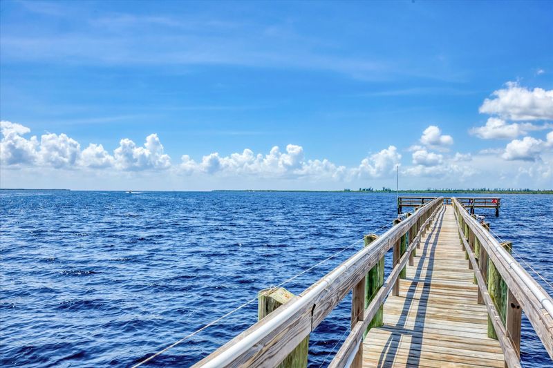 Large fishing pier to Myakka River