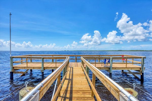 Large fishing pier to Myakka River