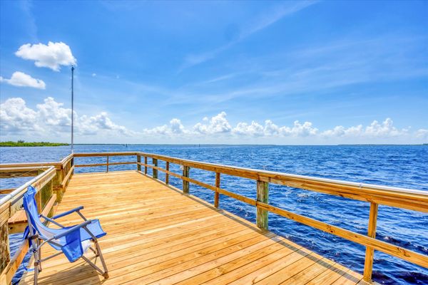 Large fishing pier to Myakka River
