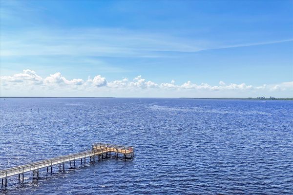Large fishing pier to Myakka River