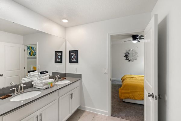 Jack N Jill Bathroom 4 Upstairs Shower (Beds 3 & 8)