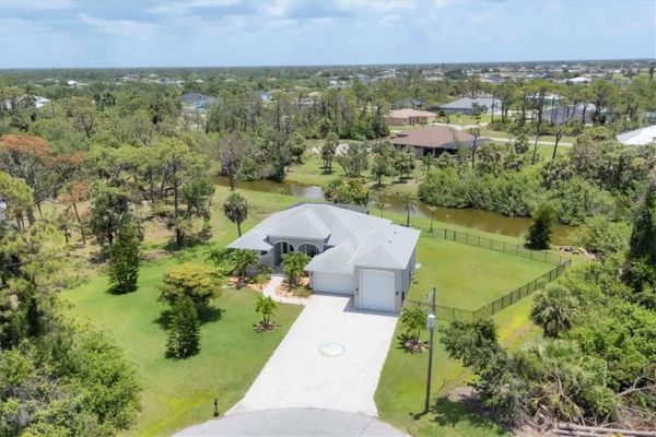 Georgeous 3 bedroom, 2 bathroom waterfront home on a double lot with private pool & spa in Rotonda West