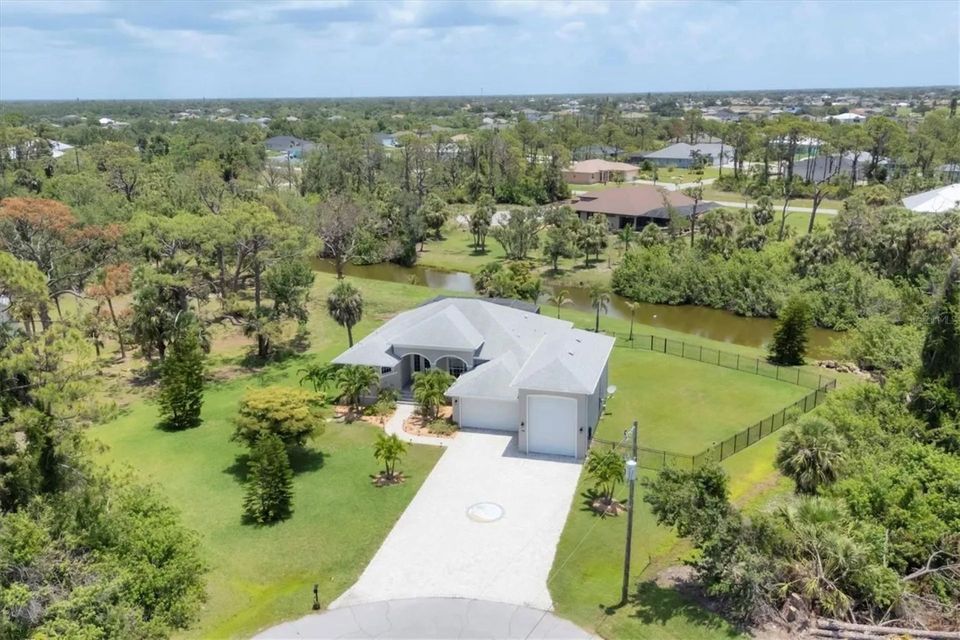 Georgeous 3 bedroom, 2 bathroom waterfront home on a double lot with private pool & spa in Rotonda West