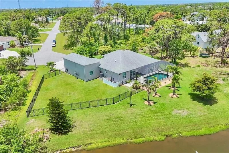 Georgeous 3 bedroom, 2 bathroom waterfront home on a double lot with private pool & spa in Rotonda West