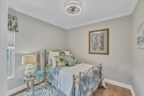 Guest bedroom 1 with Queen bed and 40" Smart TV