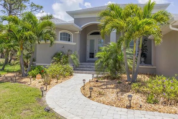 Georgeous 3 bedroom, 2 bathroom waterfront home on a double lot with private pool & spa in Rotonda West