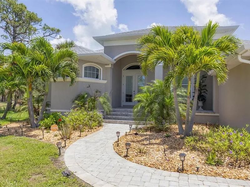 Georgeous 3 bedroom, 2 bathroom waterfront home on a double lot with private pool & spa in Rotonda West