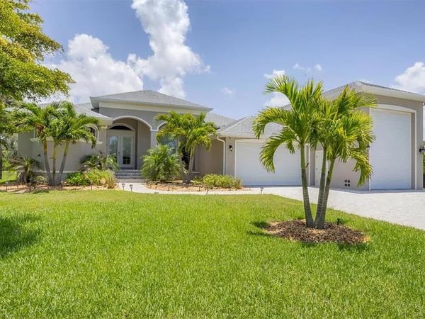 Georgeous 3 bedroom, 2 bathroom waterfront home on a double lot with private pool & spa in Rotonda West
