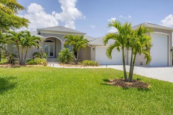 Georgeous 3 bedroom, 2 bathroom waterfront home on a double lot with private pool & spa in Rotonda West