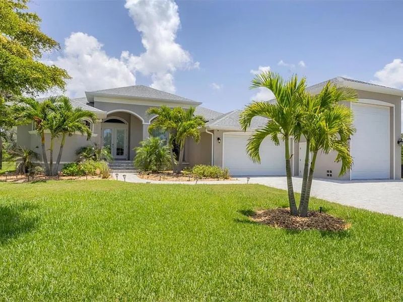 Georgeous 3 bedroom, 2 bathroom waterfront home on a double lot with private pool & spa in Rotonda West
