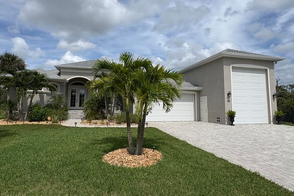 Georgeous 3 bedroom, 2 bathroom waterfront home on a double lot with private pool & spa in Rotonda West