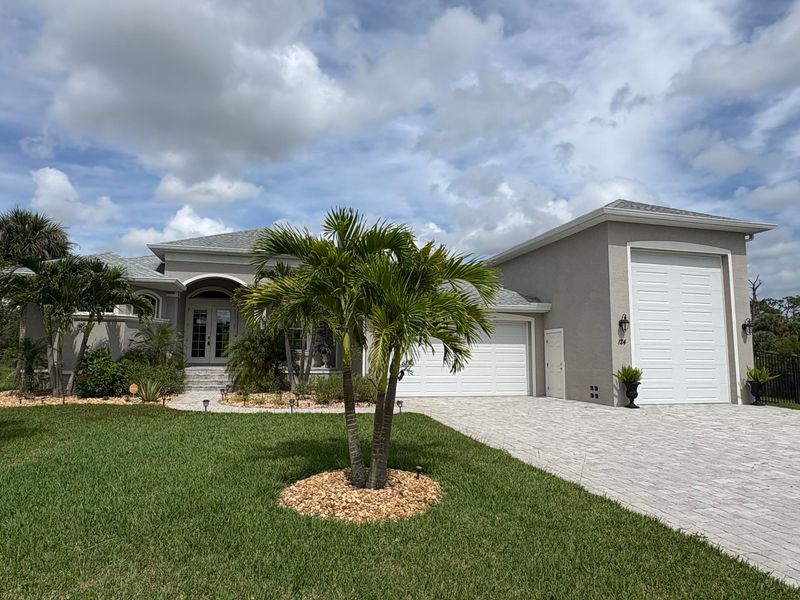 Georgeous 3 bedroom, 2 bathroom waterfront home on a double lot with private pool & spa in Rotonda West