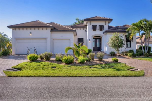 Gorgeous 4 bedroom, 3 bathroom waterfront home with private pool in Punta Gorda, FL. Complimentary bicycles for guest use