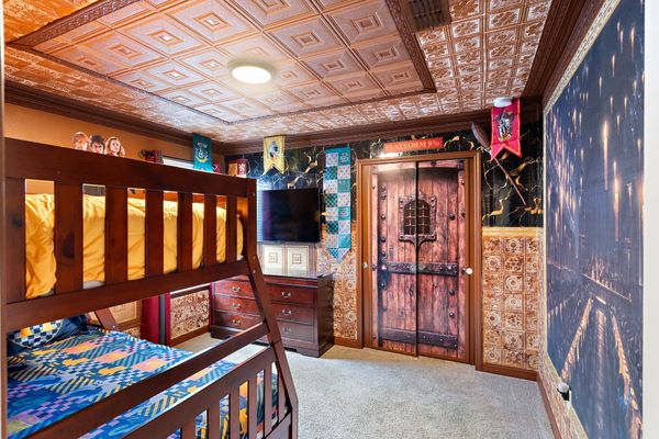 Twin/Double Bunk Bedroom 9 Upstairs 50" Roku TV Shared Bathroom Harry Potter Theme