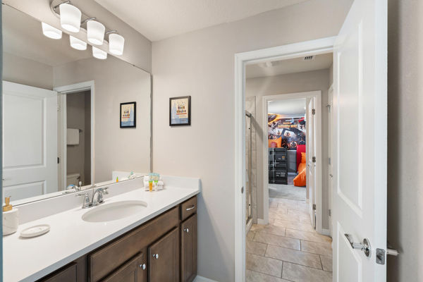 Shared Bathroom 5 Upstairs Shower (Beds 6 & 7)