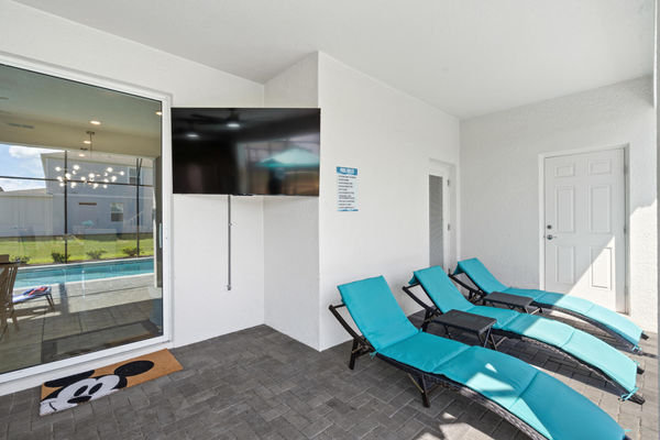 Patio 65" Smart TV / Lounging