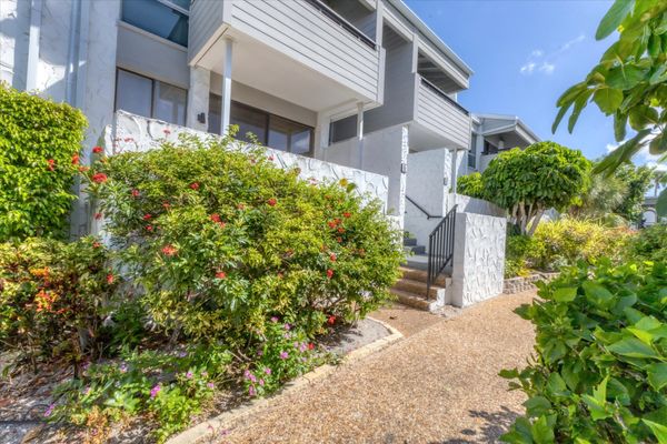 Beautiful 2 bedroom, 2 bathroom condo with water view on Venice Beach