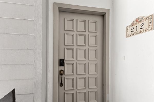 Beautiful 2 bedroom, 2 bathroom condo with water view on Venice Beach