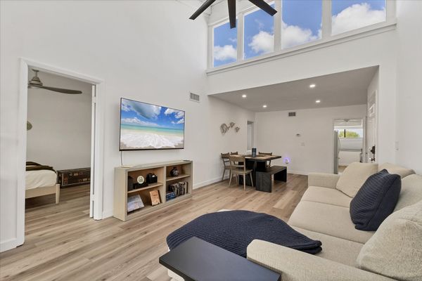 Beautiful 2 bedroom, 2 bathroom condo with water view on Venice Beach