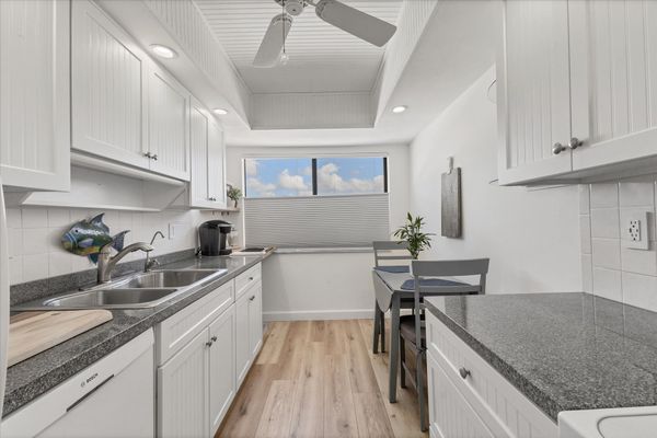 Fully-equipped kitchen and brakfast nook