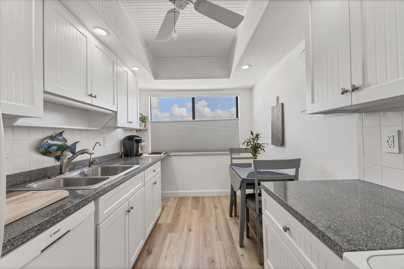 Fully-equipped kitchen and brakfast nook