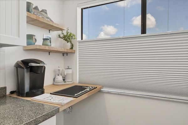 Fully-equipped kitchen and brakfast nook