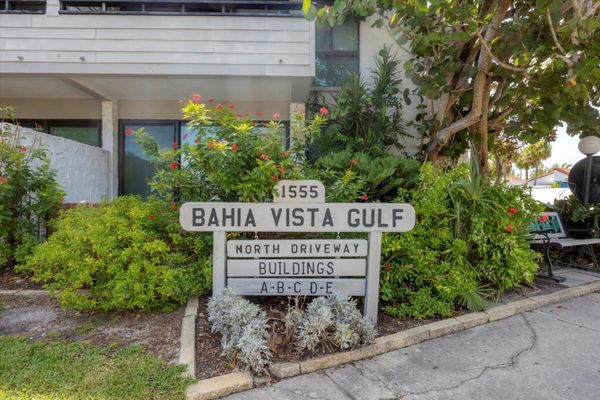 Beautiful 2 bedroom, 2 bathroom condo with water view on Venice Beach