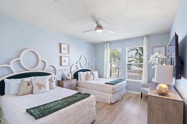 Two Doubles Bedroom  3 Downstairs 60" Smart TV