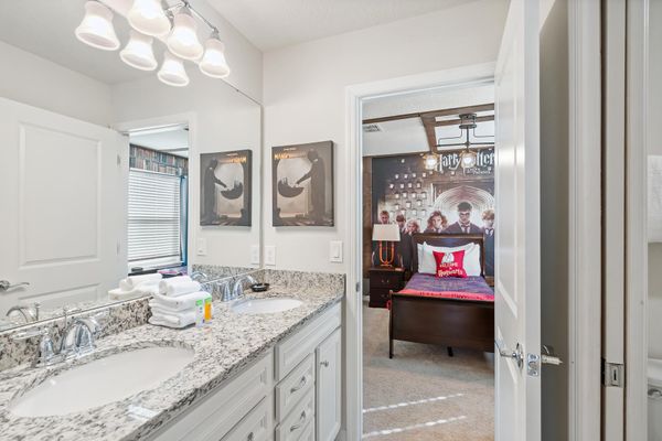 Jack N Jill Bathroom 4 Upstairs Shower (Beds 4 & 5)